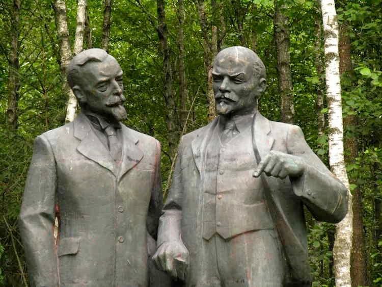 Kapsukin and Lenin at Grutas Park
