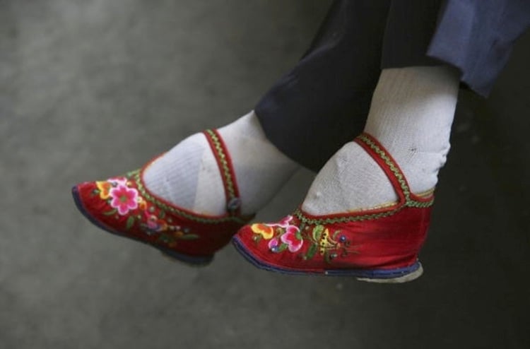 weirdest fashion foot binding The Five Weirdest Fashion Trends In Human History