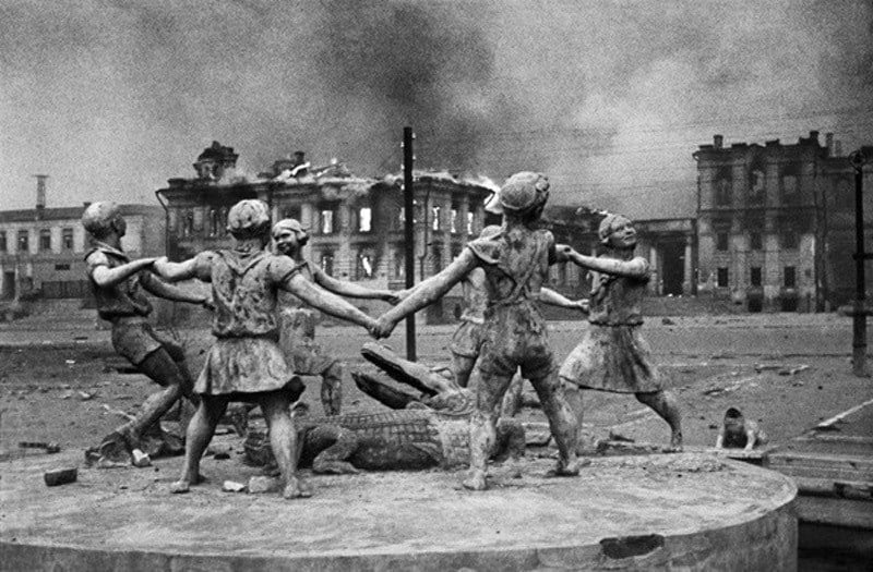 http://all-that-is-interesting.com/wordpress/wp-content/uploads/2015/08/historic-battlefields-stalingrad-children.jpg